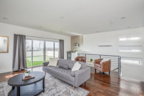 Whiskey House with Rooftop Golf, City views! 8min to Downtown! Sleeps 9!